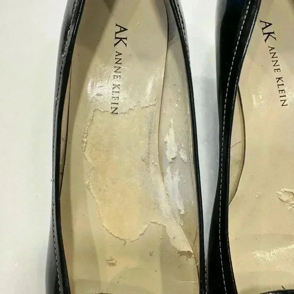 Anne Klein black leather kitten heel shoes with silver emblem size 7.5 - Picture 9 of 10